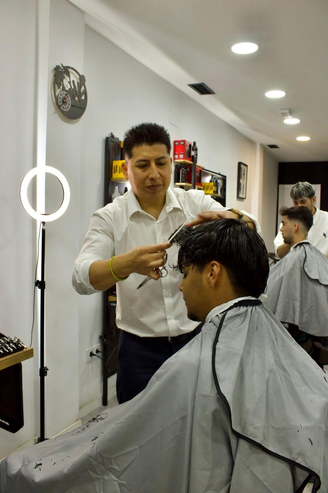 Corte de pelo a tijera, técnica de fade en Belmourde Barbería, Pozuelo de Alarcón
