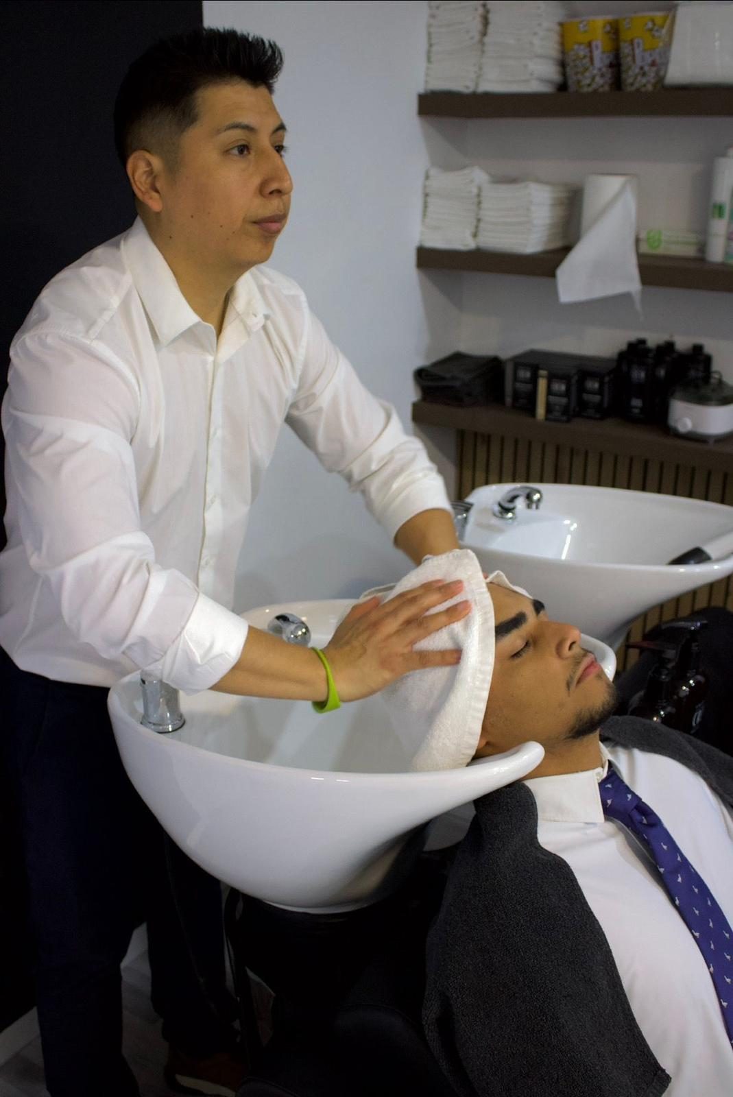 Ritual de toalla caliente antes del arreglo de barba en Belmourde Barbería, Pozuelo
