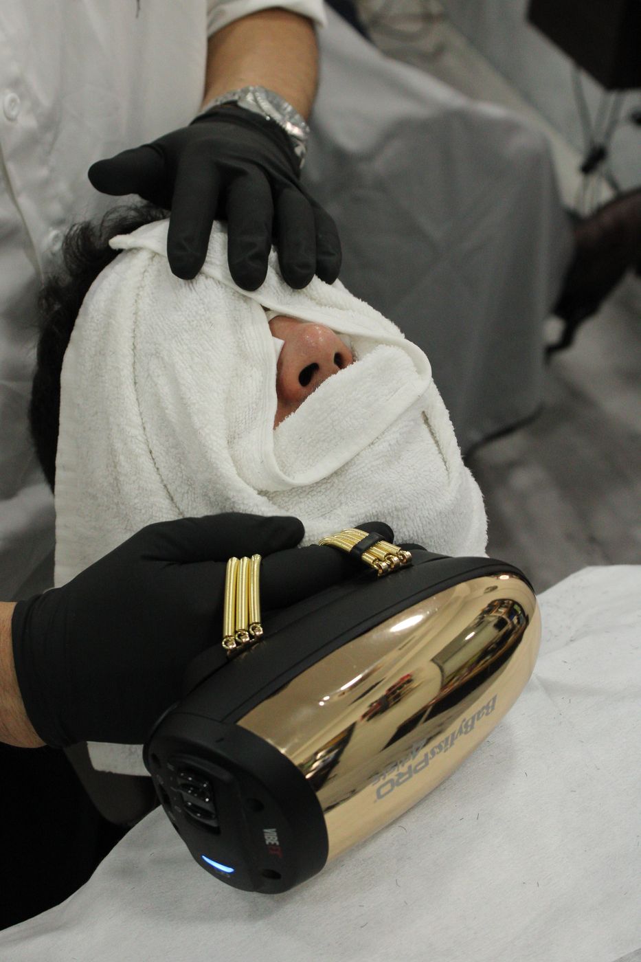 Ritual de toallas calientes en Belmourde Barbería, Zoco de Pozuelo