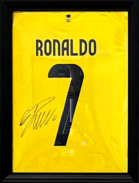 Camiseta amarilla RONALDO 7 firmada, enmarcada en el Salón de la Fama de Belmourde Barbería