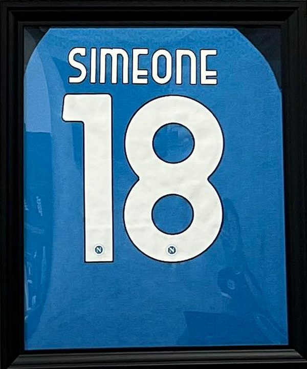 Camiseta azul SIMEONE 18 firmada y dedicada por Giovanni Simeone, enmarcada en Belmourde Barbería