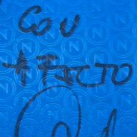 Dedicatoria «Con afecto» escrita a mano en la camiseta azul